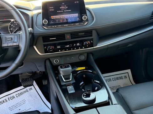 Used 2023 Nissan Rogue SV w/ SV Premium B Package image 15