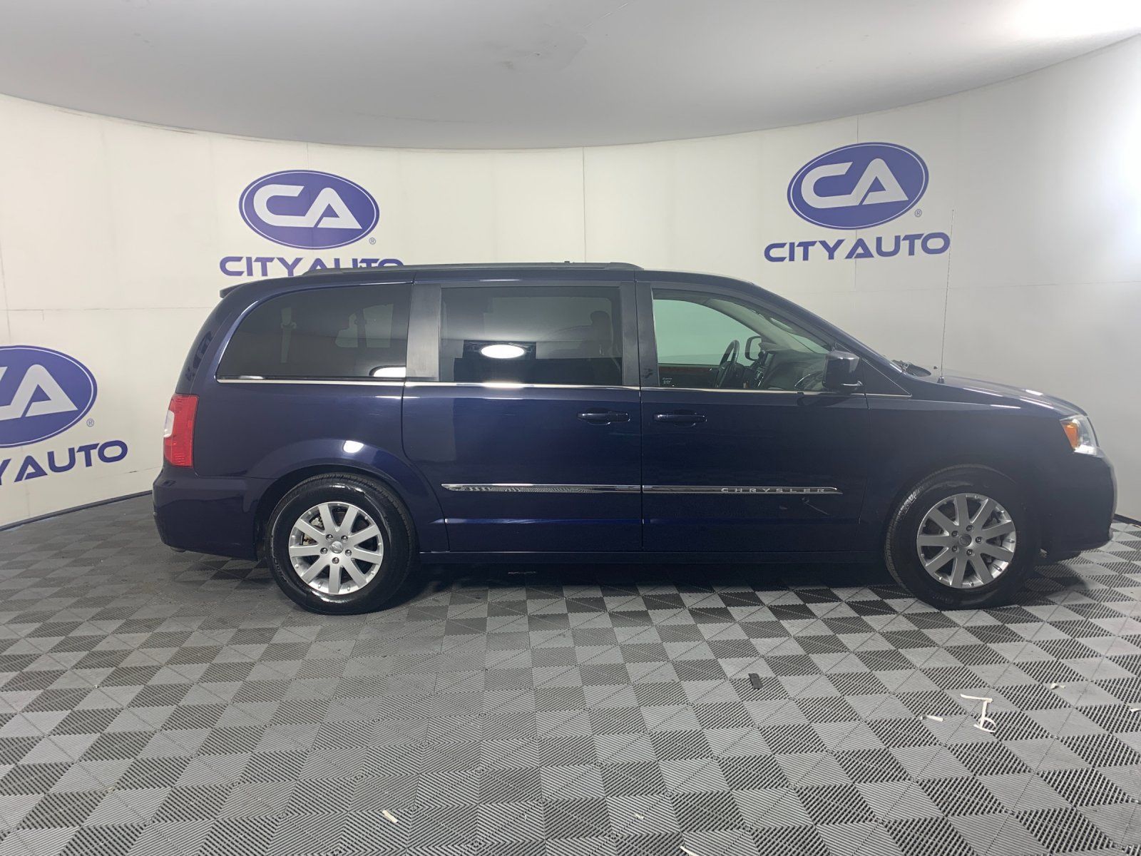 Used 2015 Chrysler Town & Country Touring w/ Trailer Tow Group FWD image 2