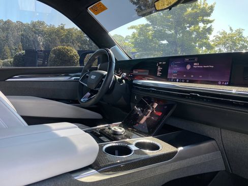 Used 2025 Cadillac Escalade ESV V image 6