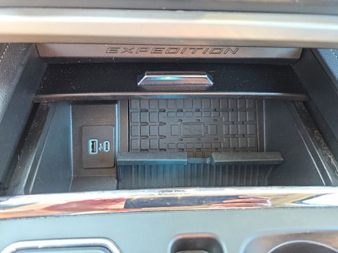 Used 2024 Ford Expedition Max XLT image 27