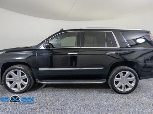 Used 2017 Cadillac Escalade Luxury AWD/4WD image 4