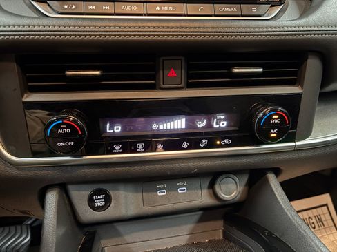Used 2025 Nissan Rogue SV FWD image 12