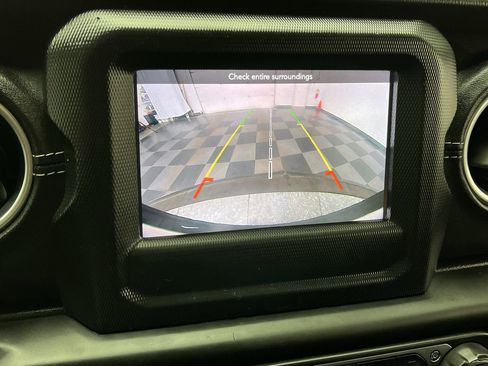 Used 2018 Jeep Wrangler Unlimited Sahara image 5