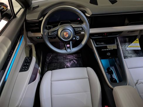 New 2026 Porsche Macan 4 Electric image 6