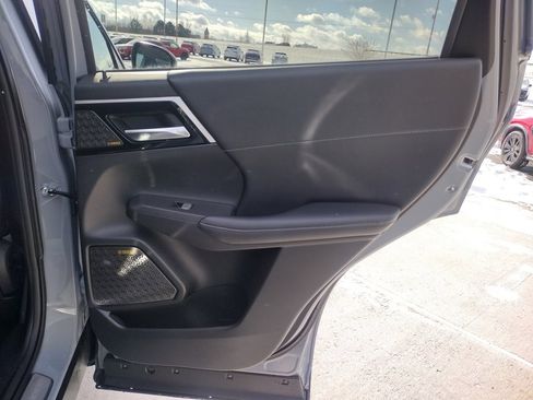 New 2026 Mitsubishi Outlander SE image 33