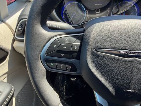Used 2023 Chrysler Pacifica Touring-L FWD image 4