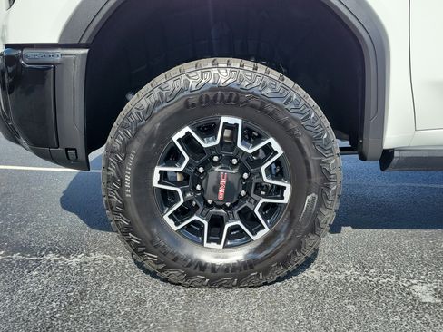 Used 2025 GMC Sierra 2500 AT4X AWD/4WD image 5