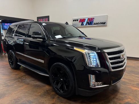 Used 2018 Cadillac Escalade Luxury RWD image 3