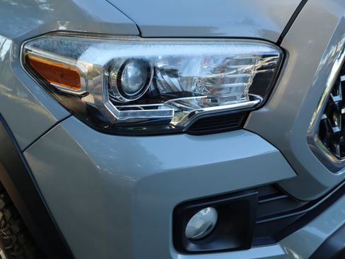 Used 2019 Toyota Tacoma TRD Off-Road AWD/4WD image 13