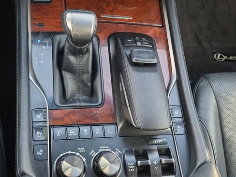 Used 2016 Lexus LX 570 4WD w/ Luxury Package image 22