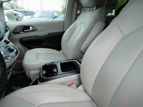 Used 2021 Chrysler Pacifica Touring-L FWD image 10