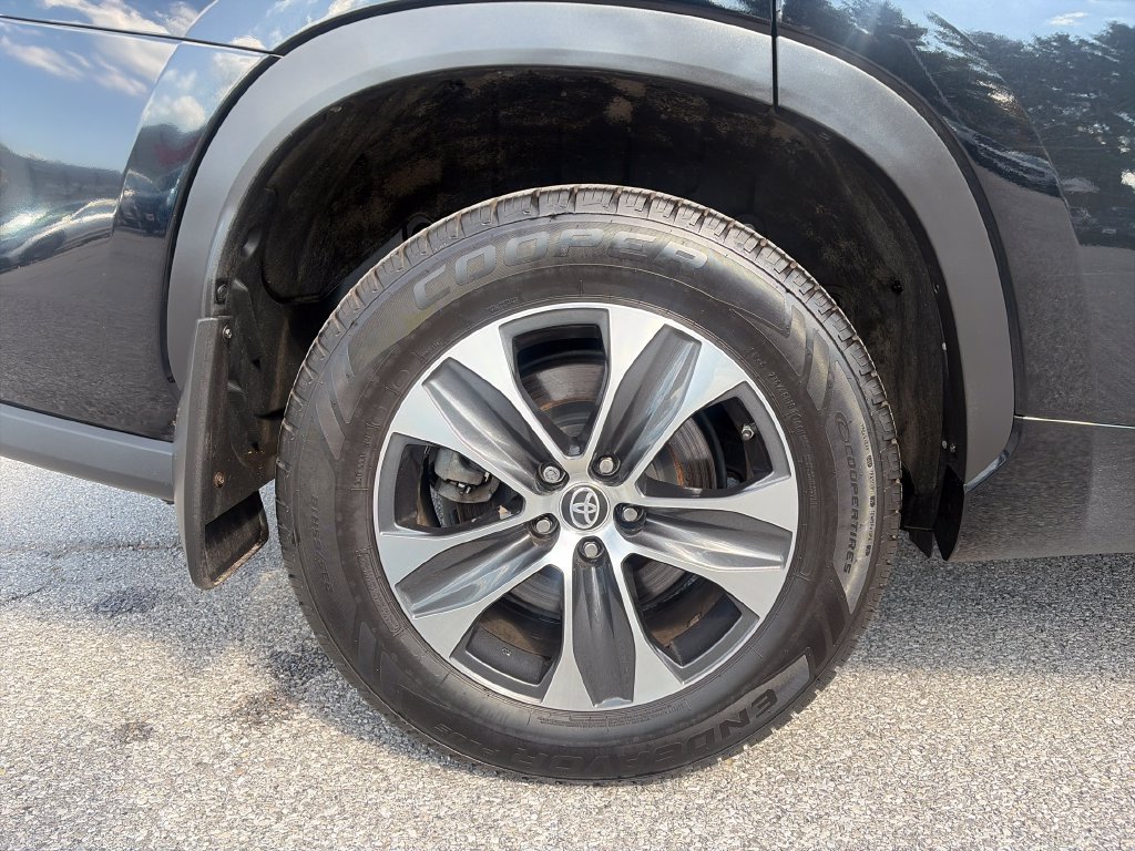 Used 2023 Toyota Highlander XLE AWD/4WD image 44