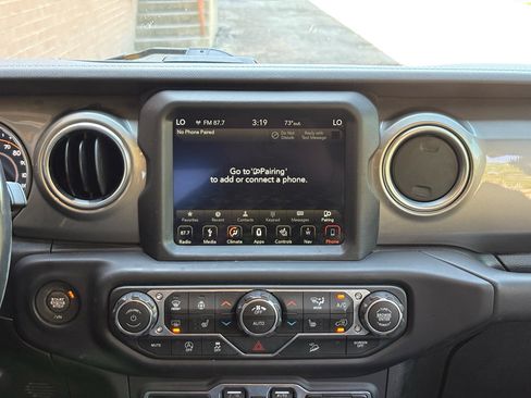 Used 2019 Jeep Wrangler Unlimited Sahara AWD/4WD image 32