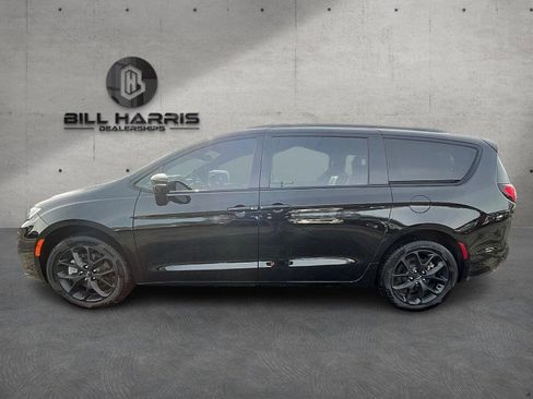 Used 2024 Chrysler Pacifica Limited w/ S Appearance Package image 11