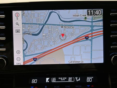 Used 2022 Toyota Sienna XLE Woodland Edition image 22