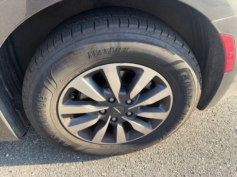Used 2021 Chrysler Pacifica Touring-L FWD image 12