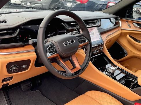 New 2025 Jeep Grand Cherokee Summit image 7