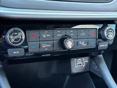 Used 2025 Jeep Compass Limited image 23