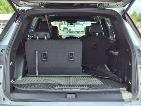 Used 2023 Chevrolet Traverse Premier FWD image 6