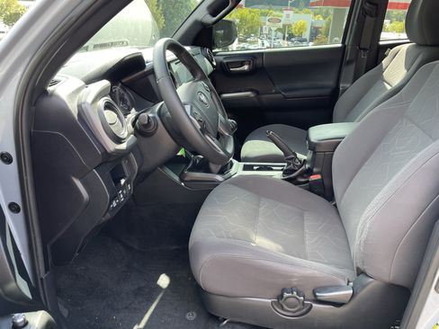 Certified 2018 Toyota Tacoma TRD Off-Road w/ Technology Package AWD/4WD image 9