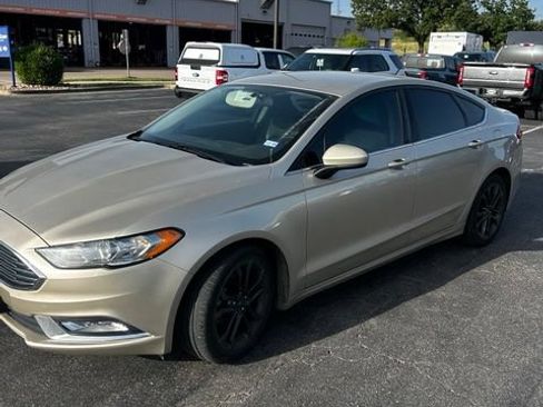 Used 2018 Ford Fusion SE w/ Equipment Group 201A FWD image 2
