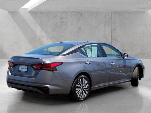 Used 2025 Nissan Altima 2.5 SV FWD image 5
