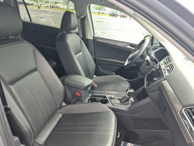 Used 2024 Volkswagen Tiguan SE AWD/4WD image 12
