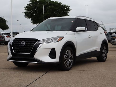 Used 2022 Nissan Kicks SV FWD image 2