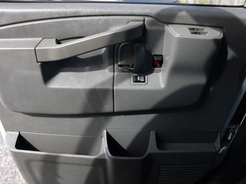 Used 2017 Chevrolet Express 2500 Extended RWD image 33