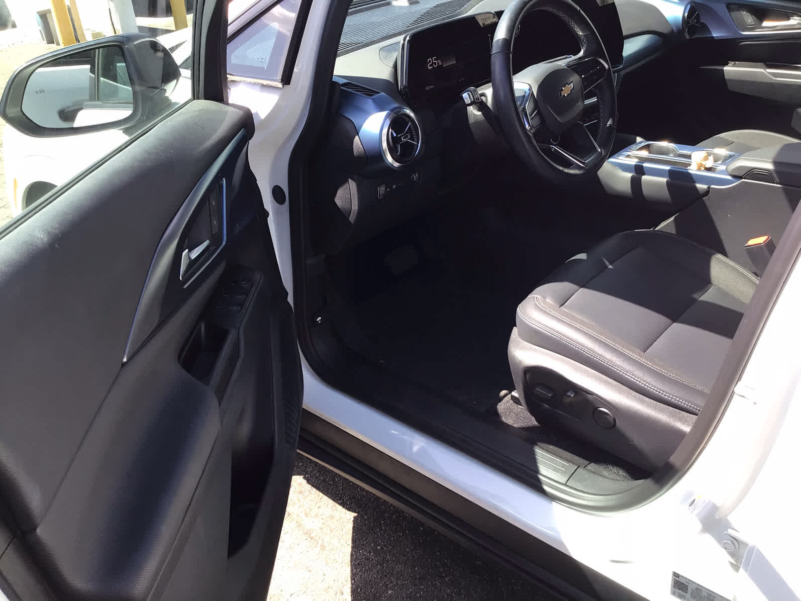 Used 2024 Chevrolet Equinox EV LT w/ LPO, Blackout Package AWD/4WD image 5