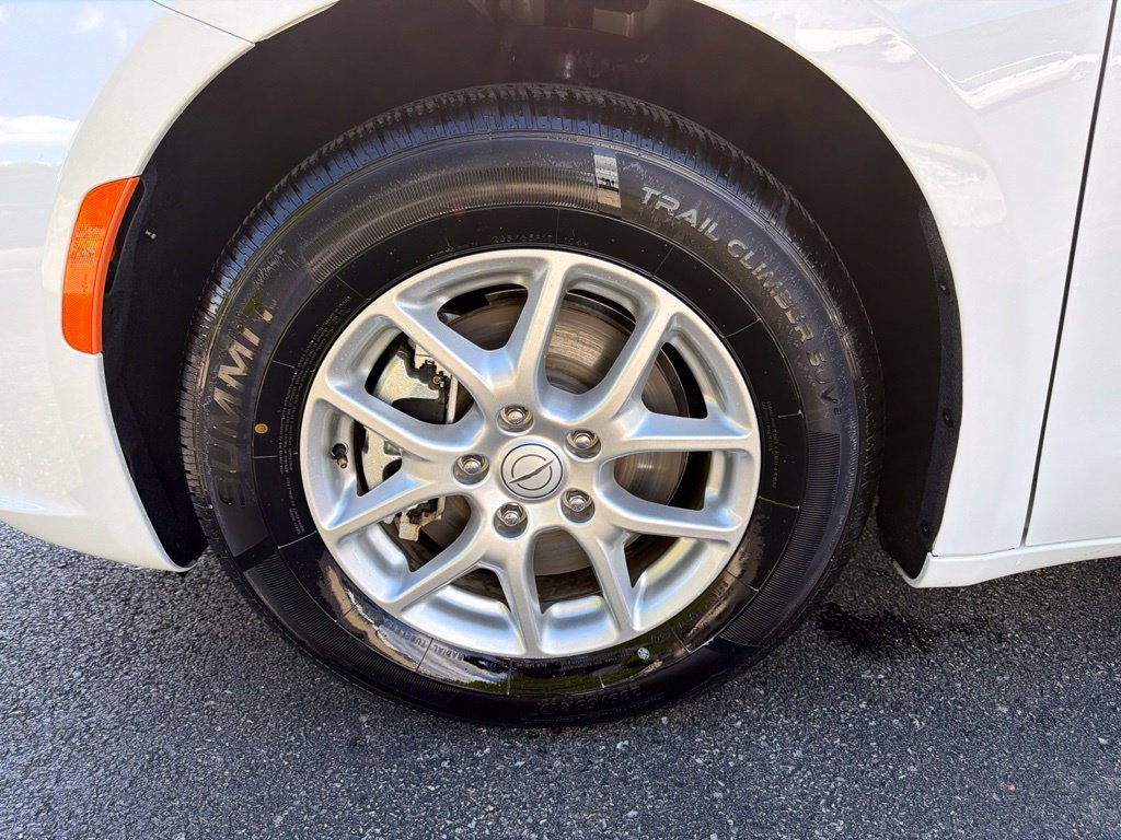 Used 2025 Chrysler Pacifica Select FWD image 12