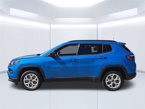 Used 2025 Jeep Compass Latitude AWD/4WD image 2