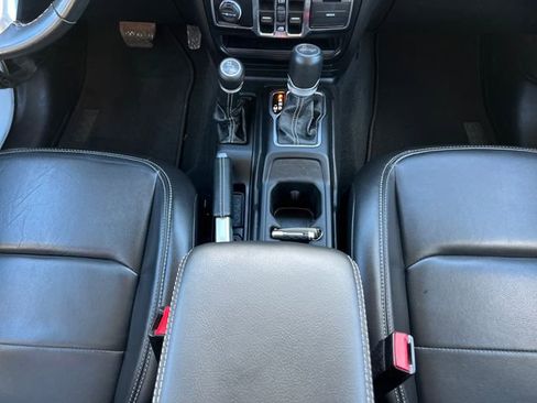 Used 2022 Jeep Wrangler Unlimited Sahara image 24