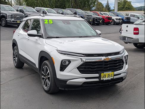 Used 2025 Chevrolet TrailBlazer LT AWD/4WD image 3