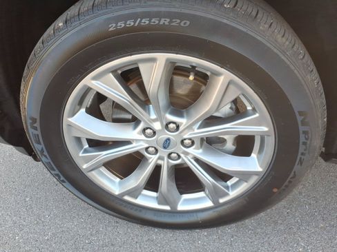 Used 2021 Ford Explorer XLT w/ Equipment Group 202A AWD/4WD image 9