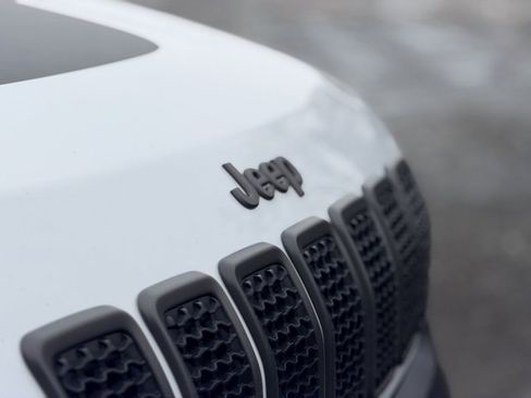 Used 2019 Jeep Cherokee Trailhawk w/ Cold Weather Group image 28