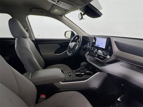 Used 2024 Toyota Highlander LE image 10