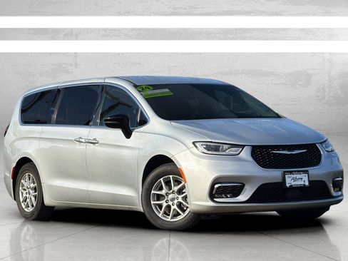 Used 2024 Chrysler Pacifica Touring-L image 2