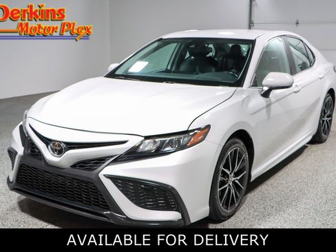 Used 2024 Toyota Camry SE FWD image 1