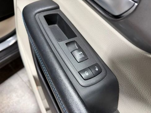 Used 2021 Chrysler Pacifica Touring-L FWD image 31