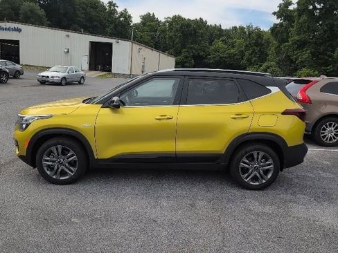 Used 2023 Kia Seltos S w/ Navigation Package AWD/4WD image 4