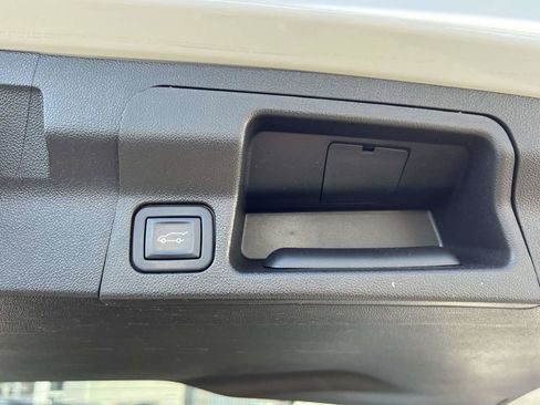 Used 2023 GMC Acadia SLT w/ Preferred Package image 12