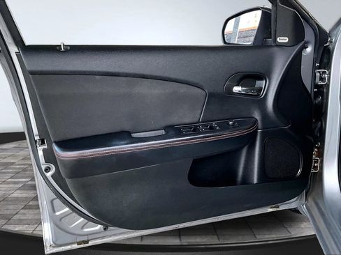 Used 2013 Dodge Avenger R/T image 16