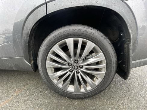 Used 2023 Toyota Highlander Platinum image 26