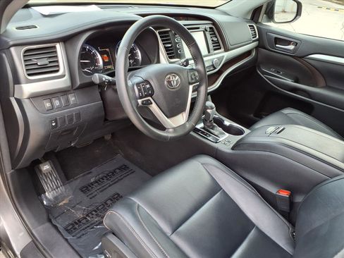 Used 2018 Toyota Highlander XLE image 18