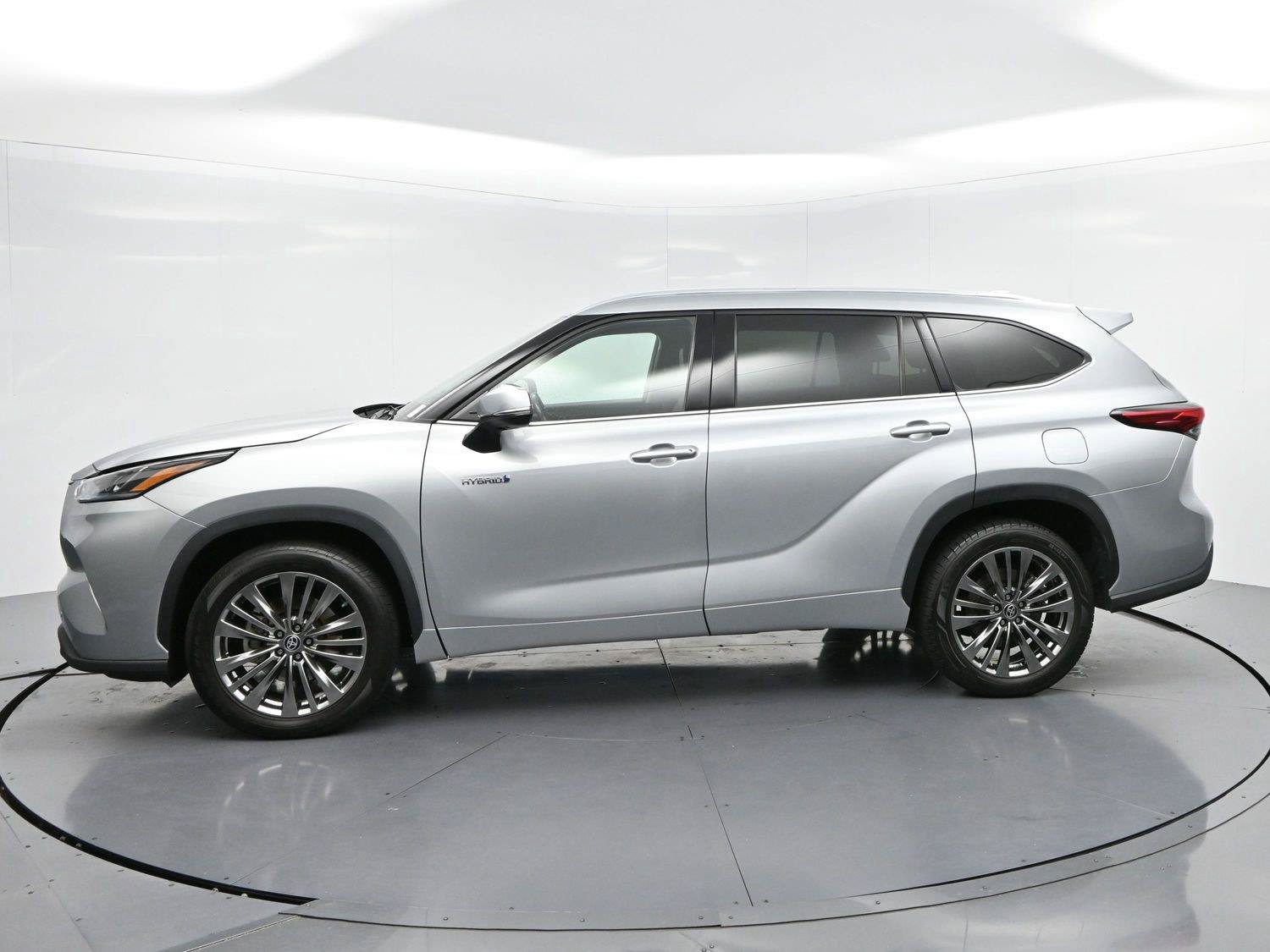 Used 2021 Toyota Highlander Limited FWD image 3