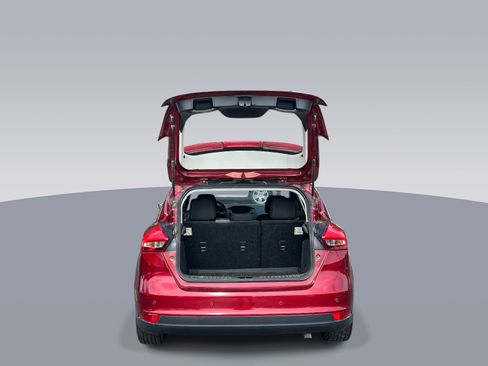 Used 2016 Ford Focus SE w/ SE Power Seat Package image 5