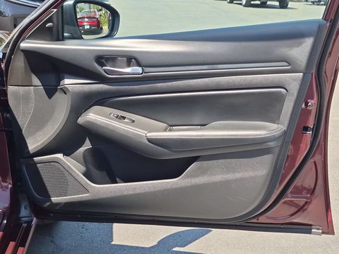 Used 2025 Nissan Altima 2.5 SV FWD image 35
