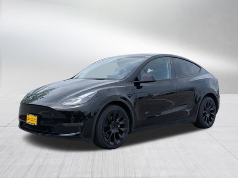 Used 2024 Tesla Model Y Long Range AWD/4WD image 3