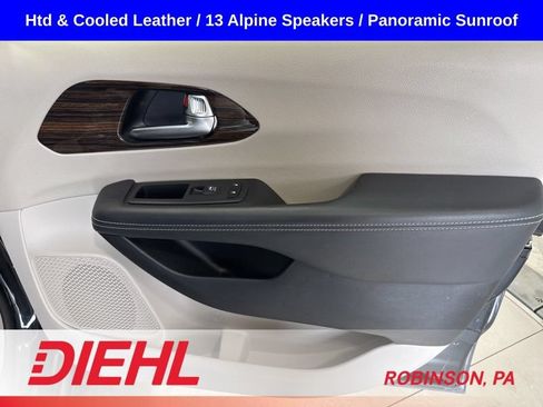 Used 2023 Chrysler Pacifica Limited FWD image 18